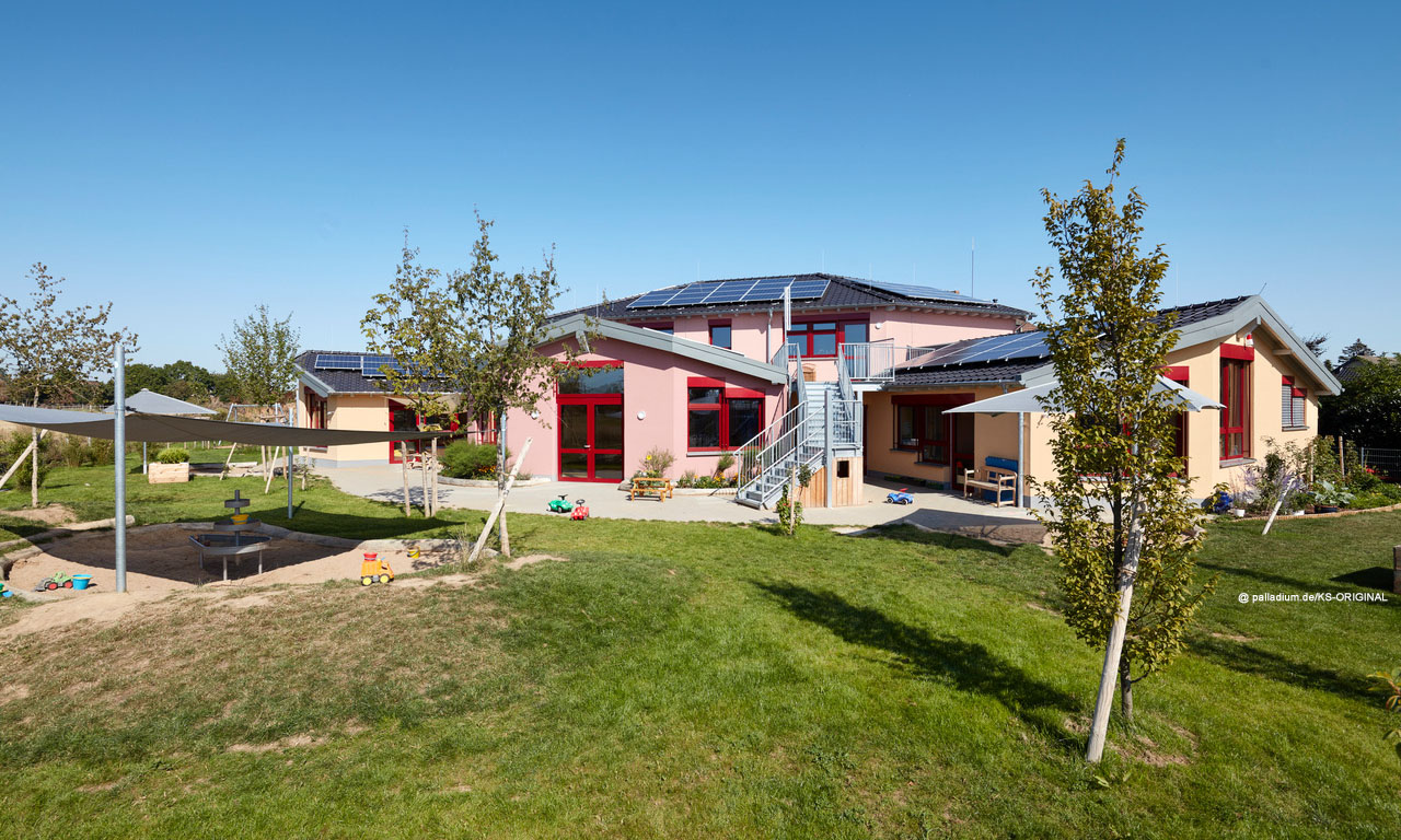 Kita-interner Garten und Spielplatz